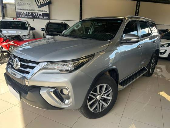 TOYOTA HILUX SW4 2.8 SRX 4X4 7 LUGARES 16V TURBO INTERCOOLER DIESEL 4P AUTOMÁTICO
